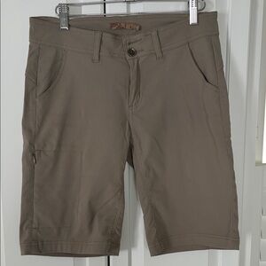 Prana Halle Shorts size 4 (missing button)